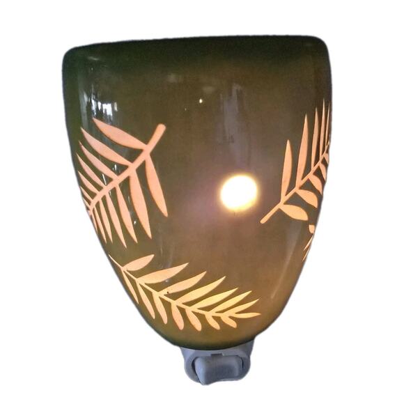 Scentsy Plug In Wax Warmer Green Grotto Fern Leaf Design Open Box - Picture 2 of 4